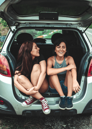 Dos mujeres sentadas en la parte trasera del auto