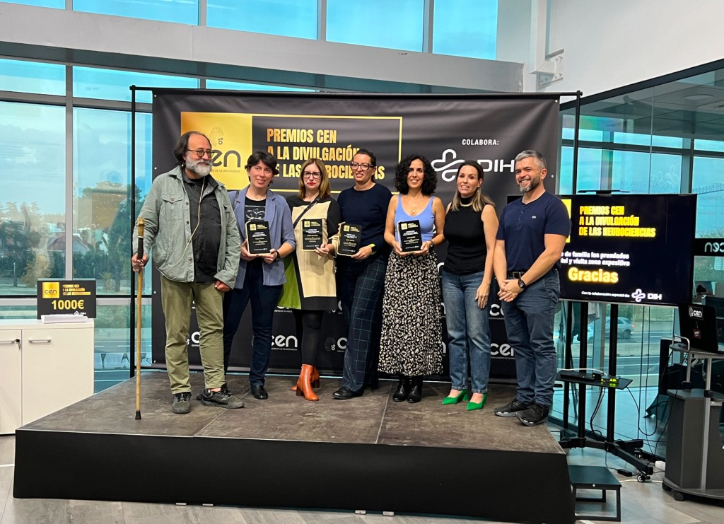 Isabel R. Benítez junto al resto de ganadoras de los Premios CEN a la Divulgación de las Neurociencias